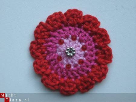 ** Gehaakte applicatie met kraaltjes (rood/fuchsia/roze) - nr. 1