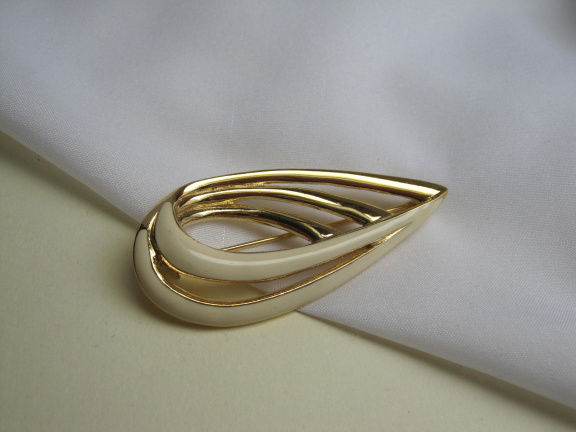 Broche Trifari goudkleurig met off white emaille lusmodel 6.1x2.7 cm - nr. 1