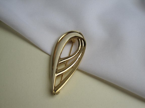 Broche Trifari goudkleurig met off white emaille lusmodel 6.1x2.7 cm - Afbeelding 3