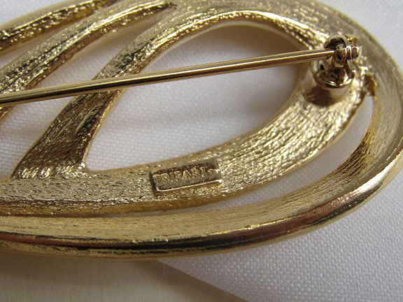 Broche Trifari goudkleurig met off white emaille lusmodel 6.1x2.7 cm - Afbeelding 4