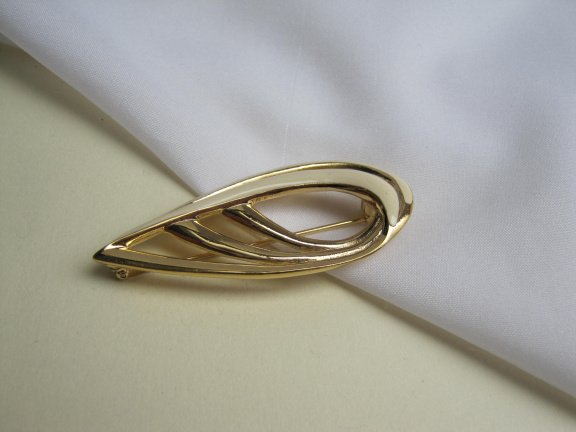 Broche Trifari goudkleurig met off white emaille lusmodel 6.1x2.7 cm - Afbeelding 5