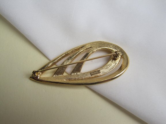 Broche Trifari goudkleurig met off white emaille lusmodel 6.1x2.7 cm - Afbeelding 6