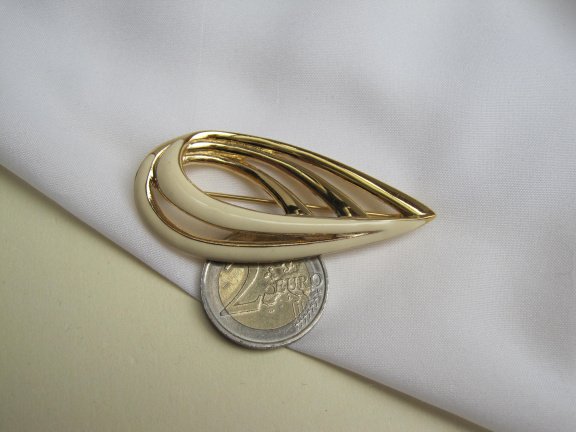 Broche Trifari goudkleurig met off white emaille lusmodel 6.1x2.7 cm - Afbeelding 7