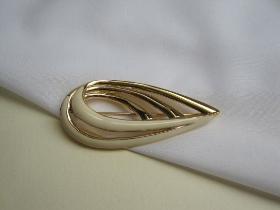 Broche Trifari goudkleurig met off white emaille lusmodel 6.1x2.7 cm - Afbeelding 8