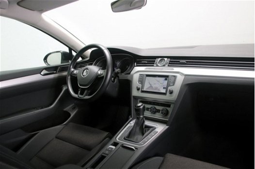 Volkswagen Passat Variant - 1.6 TDI Highline Navigatie Climate Control Parkassist 200x Vw -Audi-Seat - 1