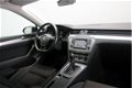 Volkswagen Passat Variant - 1.6 TDI Highline Navigatie Climate Control Parkassist 200x Vw -Audi-Seat - 1 - Thumbnail