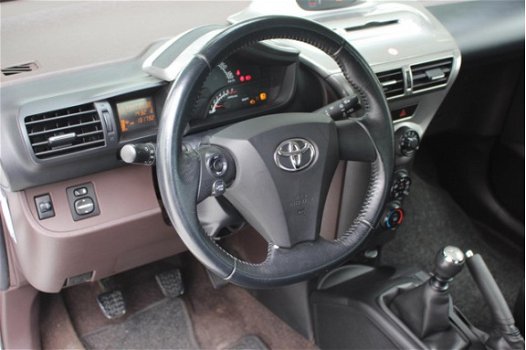 Toyota iQ - 1.0 VVT-i 68pk - 1