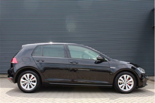 Volkswagen Golf - 1.6 TDI Highline BlueMotion Navigatie Parkeerhulp - 1