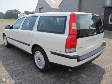 Volvo V70 - 2.4 69640 km, YOUNGTIMER, mooi en goed, bjr9-2001 - 1