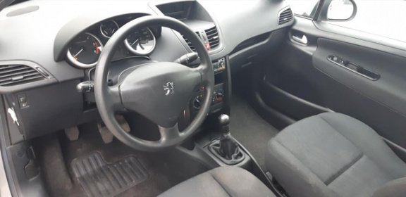 Peugeot 207 - 1.6 HDI 66KW 3DRS airco koppeling ligt eruit - 1