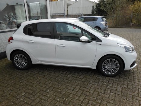 Peugeot 208 - 1.2 PureTech Signature airco, sportvelgen.[ nieuw] - 1