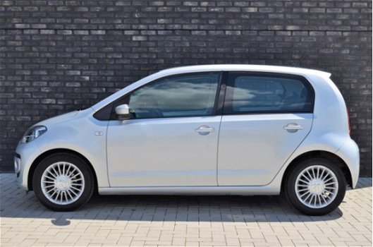 Volkswagen Up! - 1.0 high up BlueMotion Cruise control/Navi/ PDC achter/LMV/Trekhaak/5-deurs - 1