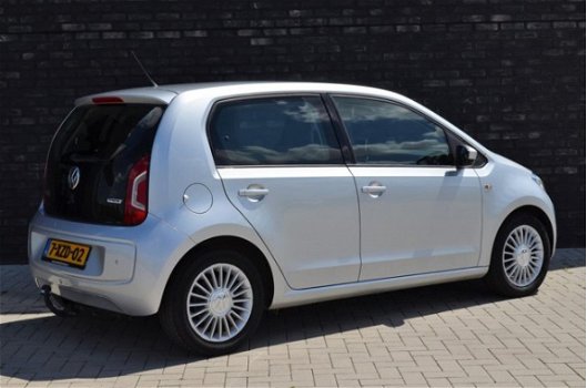 Volkswagen Up! - 1.0 high up BlueMotion Cruise control/Navi/ PDC achter/LMV/Trekhaak/5-deurs - 1