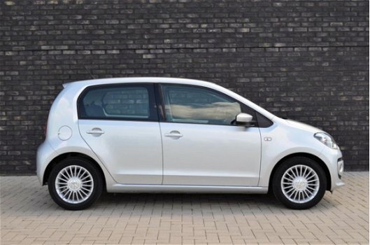 Volkswagen Up! - 1.0 high up BlueMotion Cruise control/Navi/ PDC achter/LMV/Trekhaak/5-deurs - 1