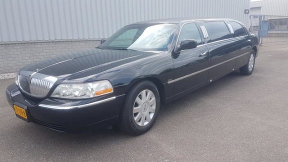 Lincoln Town Car - Limo M-2003 - 1