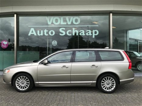 Volvo V70 - 2.4 D5 Momentum Automaat Top onderhouden Trekhaak Navigatie - 1