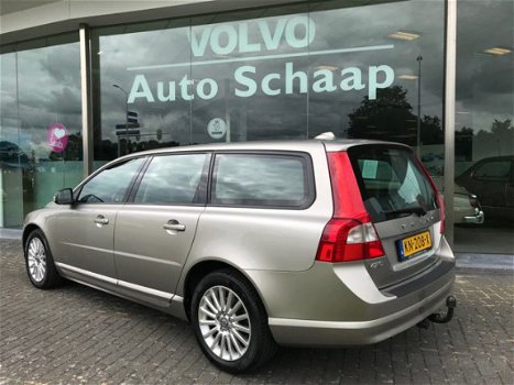 Volvo V70 - 2.4 D5 Momentum Automaat Top onderhouden Trekhaak Navigatie - 1