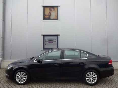 Volkswagen Passat - 1.6 TDI Executive Edition Navi Clima Cruise Parksens. NL-geleverd BlueMotion - 1