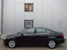 Volkswagen Passat - 1.6 TDI Executive Edition Navi Clima Cruise Parksens. NL-geleverd BlueMotion