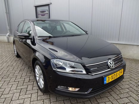 Volkswagen Passat - 1.6 TDI Executive Edition Navi Clima Cruise Parksens. NL-geleverd BlueMotion - 1