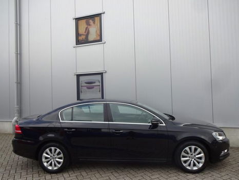 Volkswagen Passat - 1.6 TDI Executive Edition Navi Clima Cruise Parksens. NL-geleverd BlueMotion - 1