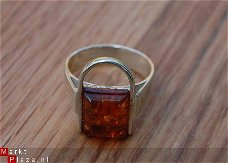 2009# R 4   Zilveren ring met Barnsteen