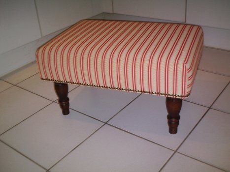 Footstool met rode streep/meubelstof. GRATIS bekijken !! - 3