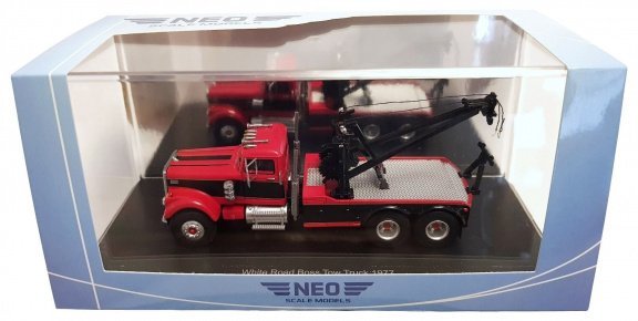 1:64 Neo White Road Boss 6x4 US Tow Truck 1977 - 2