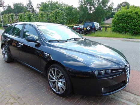 Alfa Romeo 159 Sportwagon - 2.4 JTD Distinctive Clima / Navi / Dvd / Cruise / Xenon / 18-Inch Lm vel - 1