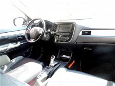 Mitsubishi Outlander - 2.0 PHEV Instyle (leer, schuifdak, camera, xenon)