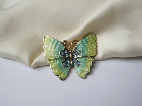 Broche Monet goudkleurige vlinder met groen tinten emaille 4.6x3.8 cm. - nr. 1