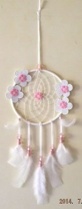 BLOEMEN Dromenvanger/ Dreamcatcher in Wit-Roze van Vilt: Ring=15cm