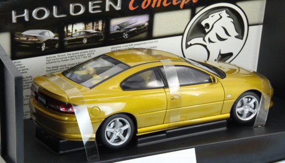 1:18 Autoart Holden Commodore VT Coupe gold - 2