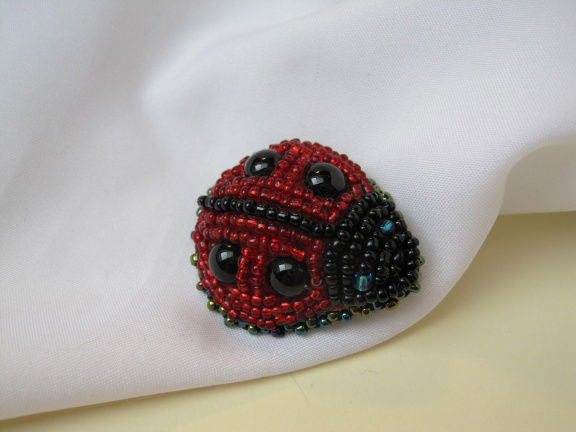 Broche lieveheersbeestje kleine glaskraaltjes 3.9x3.2 cm - nr. 1