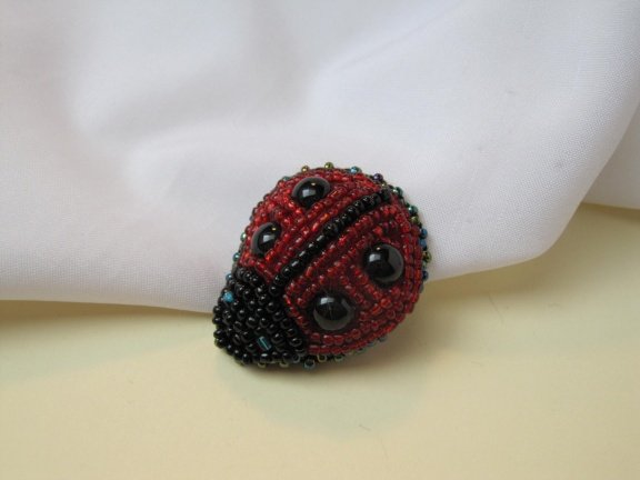 Broche lieveheersbeestje kleine glaskraaltjes 3.9x3.2 cm - Afbeelding 2