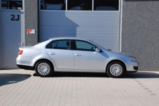 Volkswagen Jetta - 1.6 Comfortline - 1