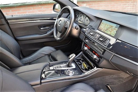 BMW 5-serie Touring - 520i Upgrade Edition M-sport, M-stuur(flippers), Sportstoelen, Xenon, Navi Pro - 1