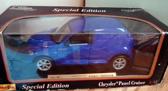 1:18 Maisto Chrysler Panelcruiser Van blauw - 1