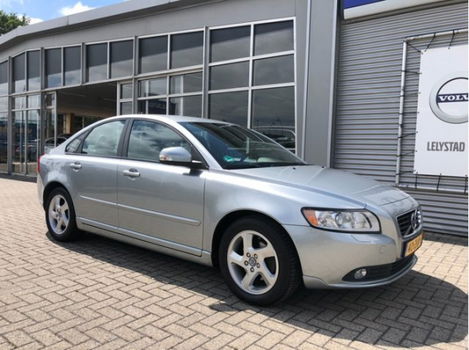 Volvo S40 - 1.6 D2 Limited Edition Navi / Bluetooth telefoon / Cruise control / Stoelverwarming - 1