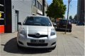 Toyota Yaris - 1.0 VVTi Cool 5Drs I Airco I Dealer onderhouden i Nwe APK - 1 - Thumbnail