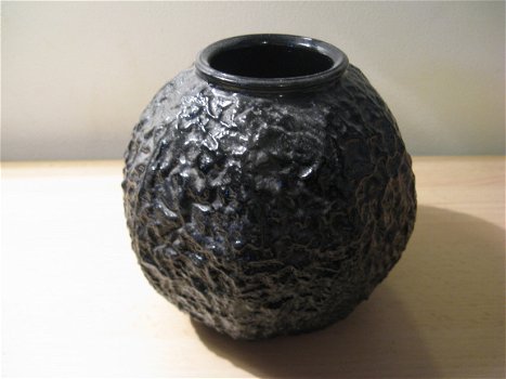 Decoratieve zwarte vaas, uit de jaren 40...geheel gaaf - 2