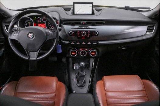 Alfa Romeo Giulietta - 1.4 T 170PK Distinctive Automaat Leder Navi Cruise Bluetooth Parkeersensor ac - 1