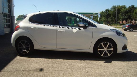 Peugeot 208 - 1.2 PURETECH ALLURE ABS, ECC, CC, ESP, LM16