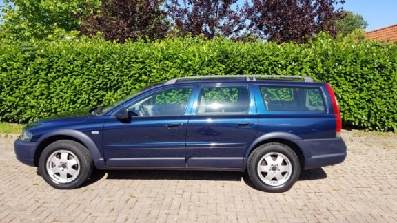 Volvo V70 Cross Country - 2.4 T Comfort Line IJskoude Airco Automaat APK 6/2020 - 1