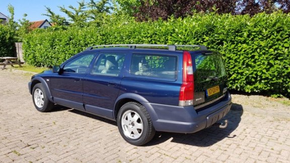 Volvo V70 Cross Country - 2.4 T Comfort Line IJskoude Airco Automaat APK 6/2020 - 1