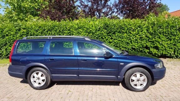 Volvo V70 Cross Country - 2.4 T Comfort Line IJskoude Airco Automaat APK 6/2020 - 1