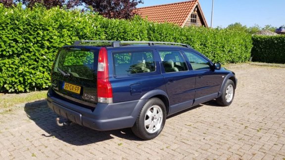 Volvo V70 Cross Country - 2.4 T Comfort Line IJskoude Airco Automaat APK 6/2020 - 1