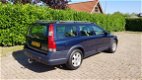 Volvo V70 Cross Country - 2.4 T Comfort Line IJskoude Airco Automaat APK 6/2020 - 1 - Thumbnail