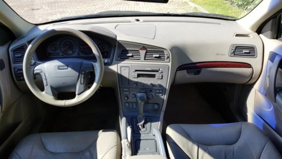 Volvo V70 Cross Country - 2.4 T Comfort Line IJskoude Airco Automaat APK 6/2020 - 1