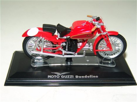 1:24 Starline 990387 Moto Guzzi Dondolino rood - 1